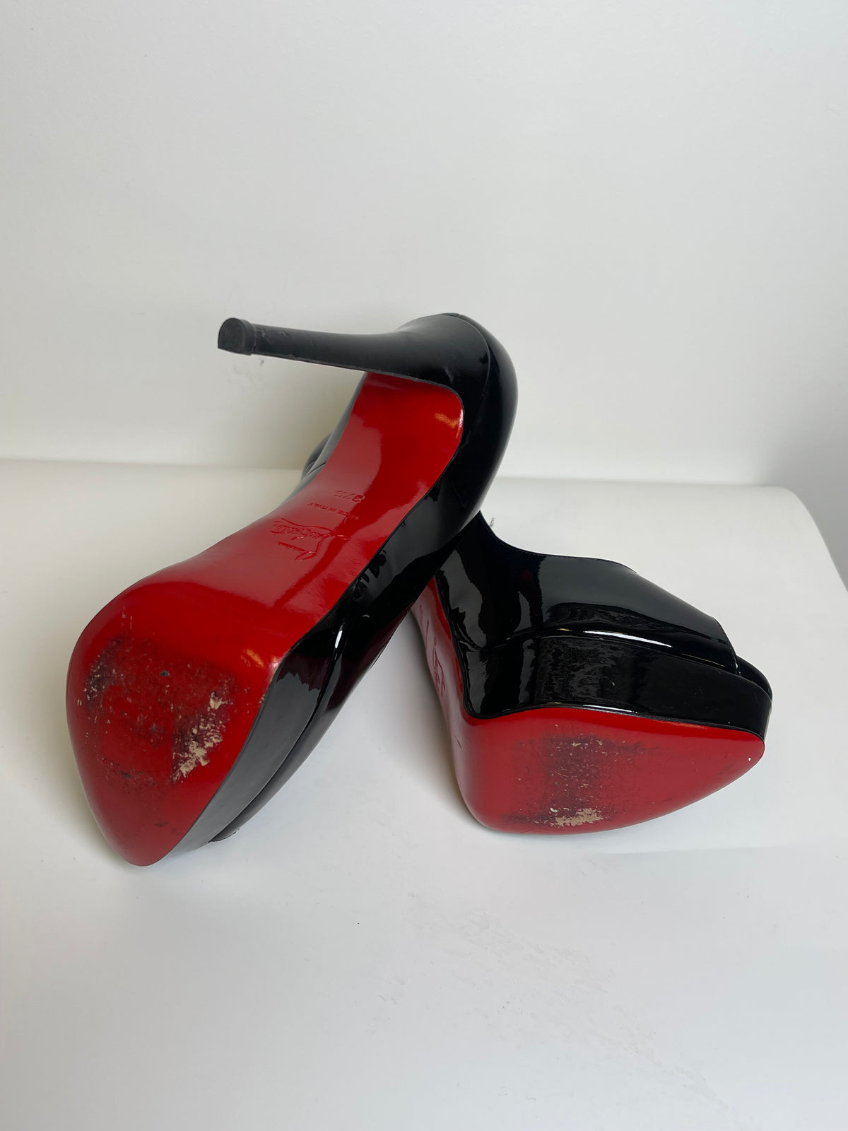 CHRISTIAN LOUBOUTIN SIZE 7.5 PATENT PUMPS