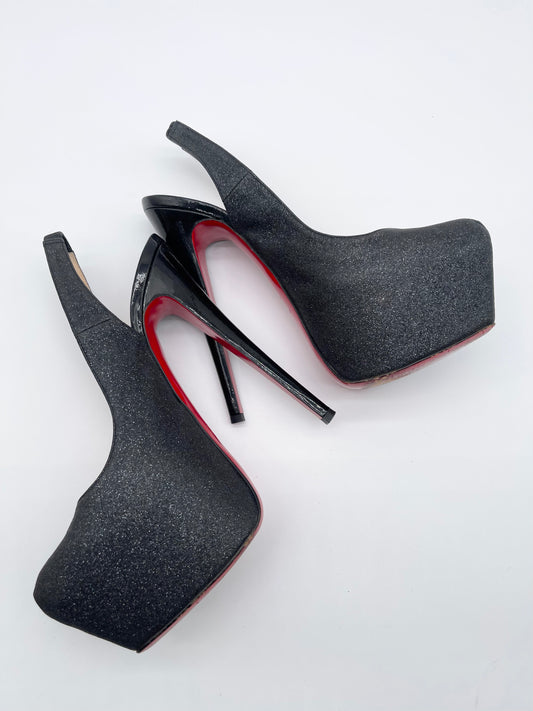 WOMENS SIZE 7.5 CHRISTIAN LOUBOUTIN PUMPS