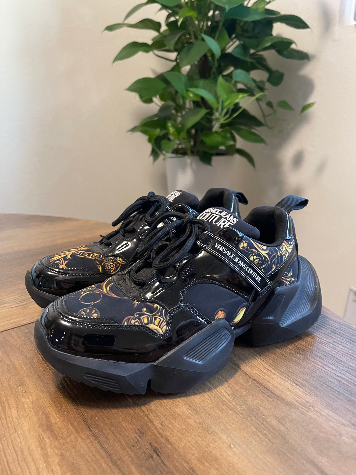 VERSACE WOMENS SNEAKERS SIZE 6