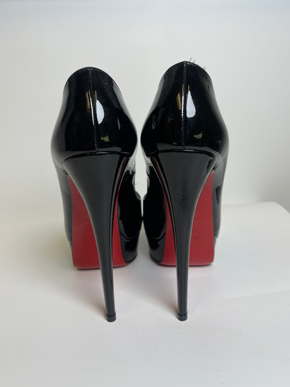 CHRISTIAN LOUBOUTIN SIZE 7.5 PATENT PUMPS