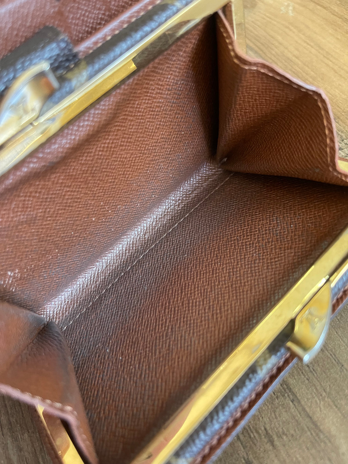 MONOGRAM LOUIS VUITTON KISSLOCK WALLET